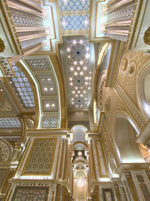 UAE Presidential Palace

天井が美しすぎて上ばかり...
