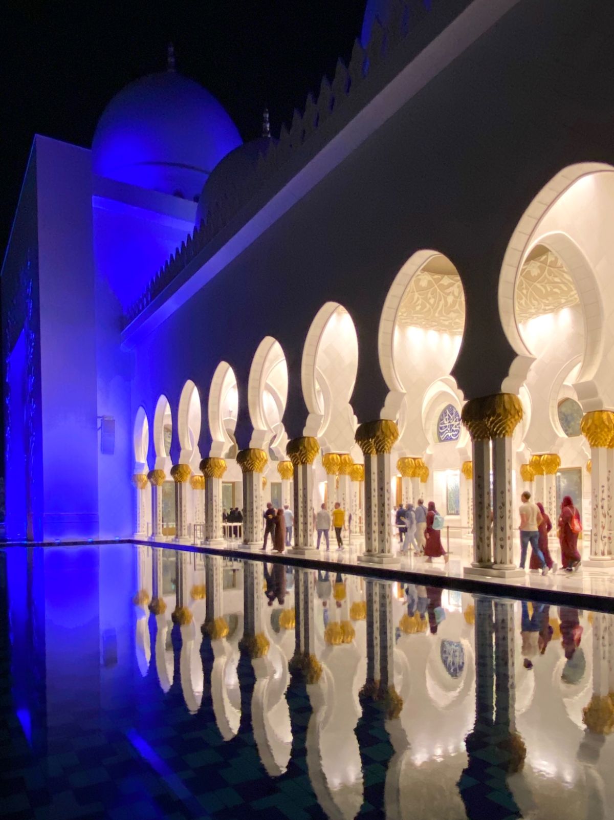 シェイク・ザイード・グランドモスク

風がなかったから
鏡張りみたいになっ...