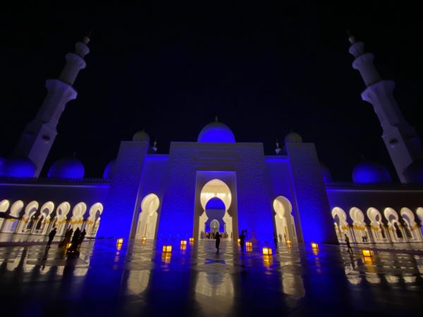 アラブ首長国連邦・ドバイ「新型コロナウイルスの影響で急遽行先変更😂」の写真：シェイク・ザイード・グランドモスク

青...