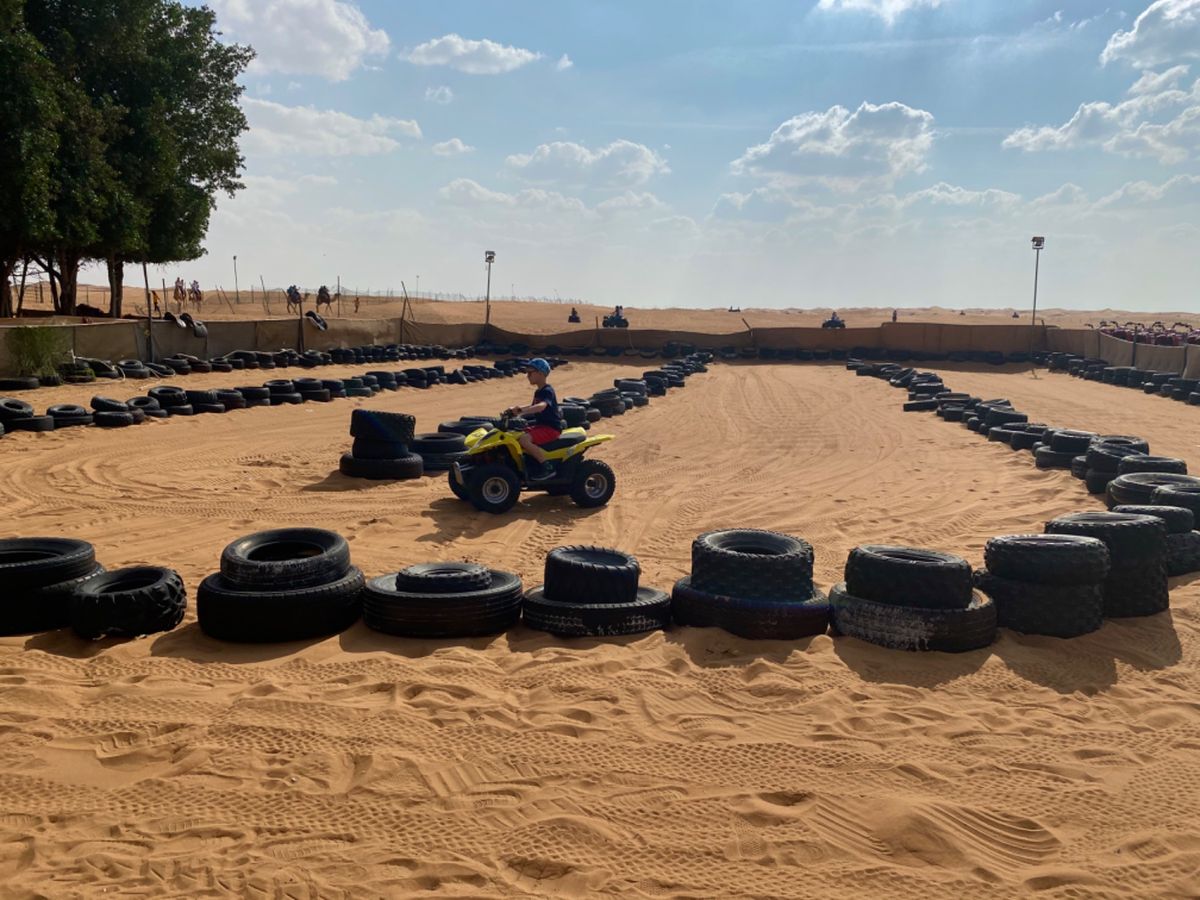 キャンプに向かう前に
まずはサンドバギー体験

私達のグループは日本人は誰...