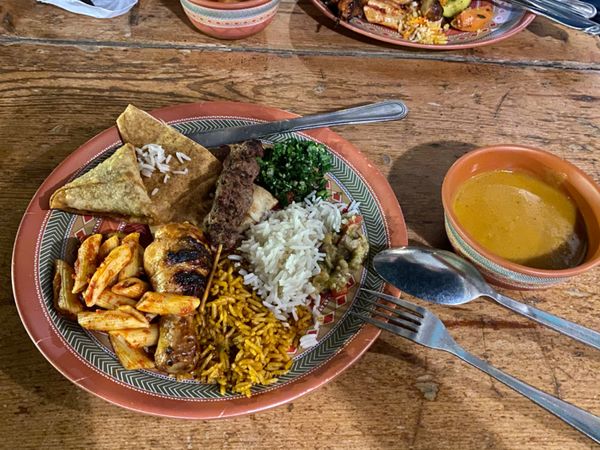 アラブ首長国連邦・ドバイ「新型コロナウイルスの影響で急遽行先変更😂」の写真：ベースキャンプでの食事とおもてなしのショ...