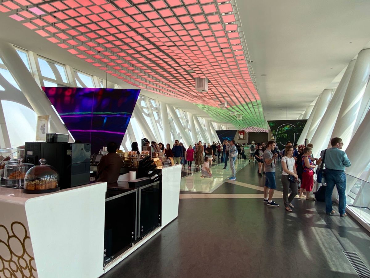 ドバイフレームの展望台からの眺め
白い街並みは旧市街

窓の反射がなければ...