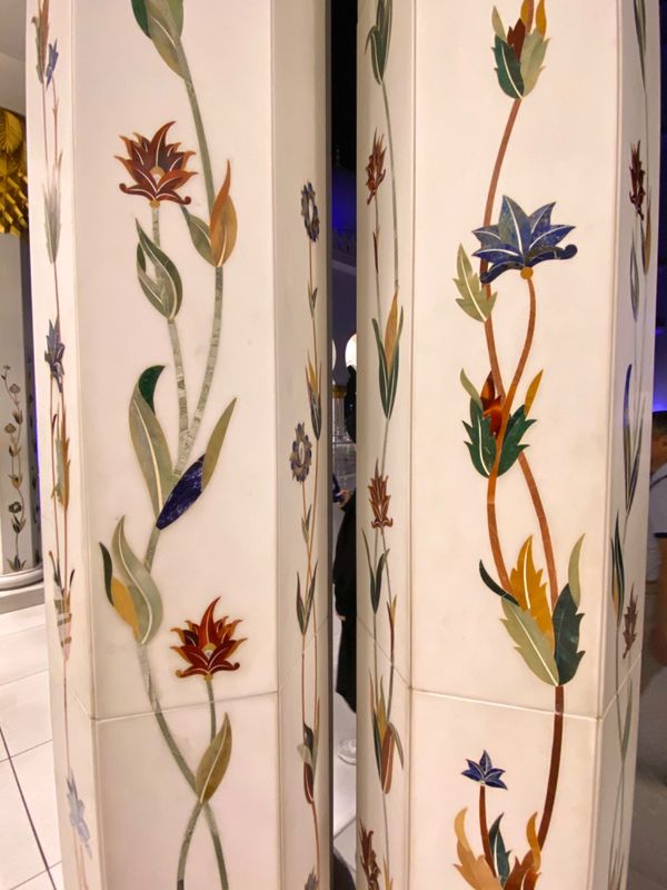 アラブ首長国連邦・ドバイ「新型コロナウイルスの影響で急遽行先変更😂」の写真：シェイク・ザイード・グランドモスク

柱...