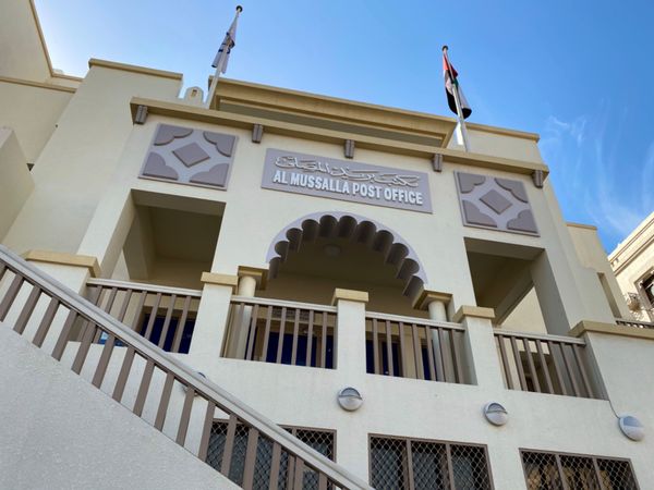 アラブ首長国連邦・ドバイ「新型コロナウイルスの影響で急遽行先変更😂」の写真：ドバイの郵便局
ゆうパック的なボックスの...