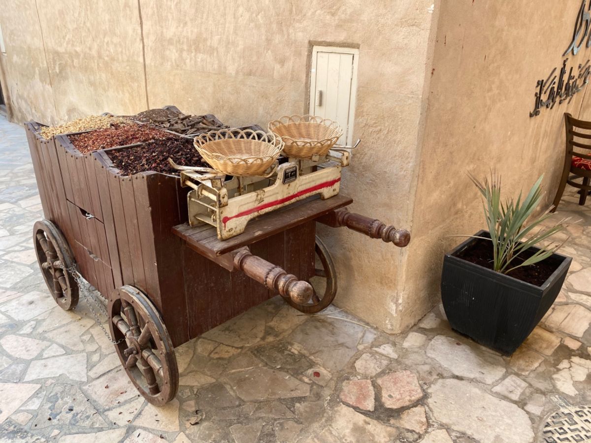 ドバイの古い街並みを保存しているバスタキヤ地区　　
古い街並みを意識したイ...