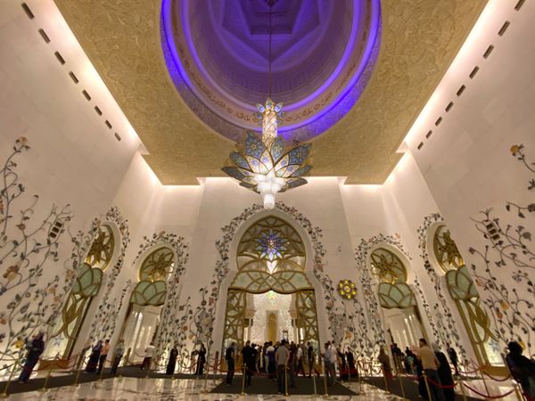 アラブ首長国連邦・ドバイ「新型コロナウイルスの影響で急遽行先変更😂」の写真：シェイク・ザイード・グランドモスク

モ...