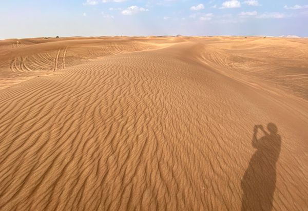 アラブ首長国連邦・ドバイ「新型コロナウイルスの影響で急遽行先変更😂」の写真：赤い砂丘の砂はサラサラで気持ちいい！
砂...
