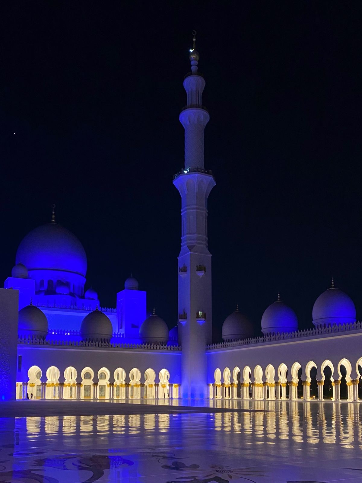 シェイク・ザイード・グランドモスク

中は人でいっぱいだけど、
ちゃんと撮...