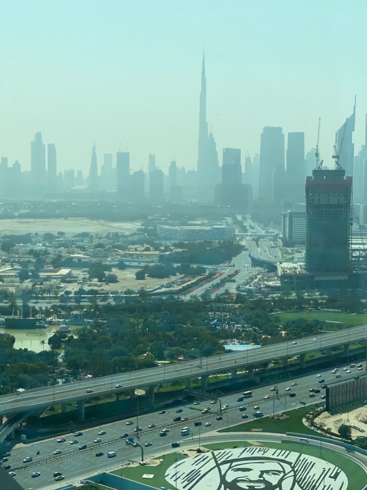 ドバイフレームの展望台からの眺め
白い街並みは旧市街

窓の反射がなければ...