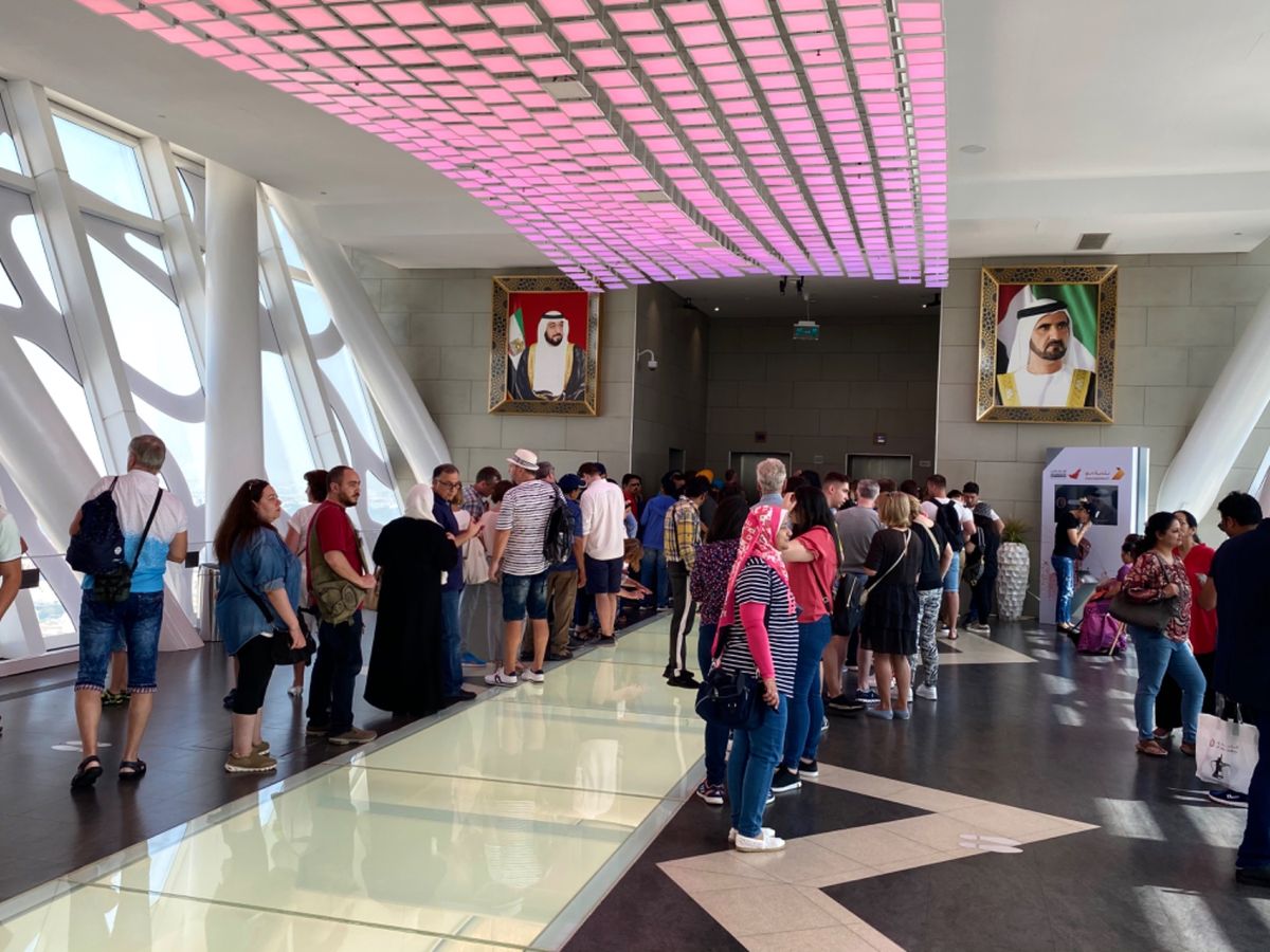 ドバイフレーム
当然のように足元がガラスになっていて下が見える
大丈夫だと...