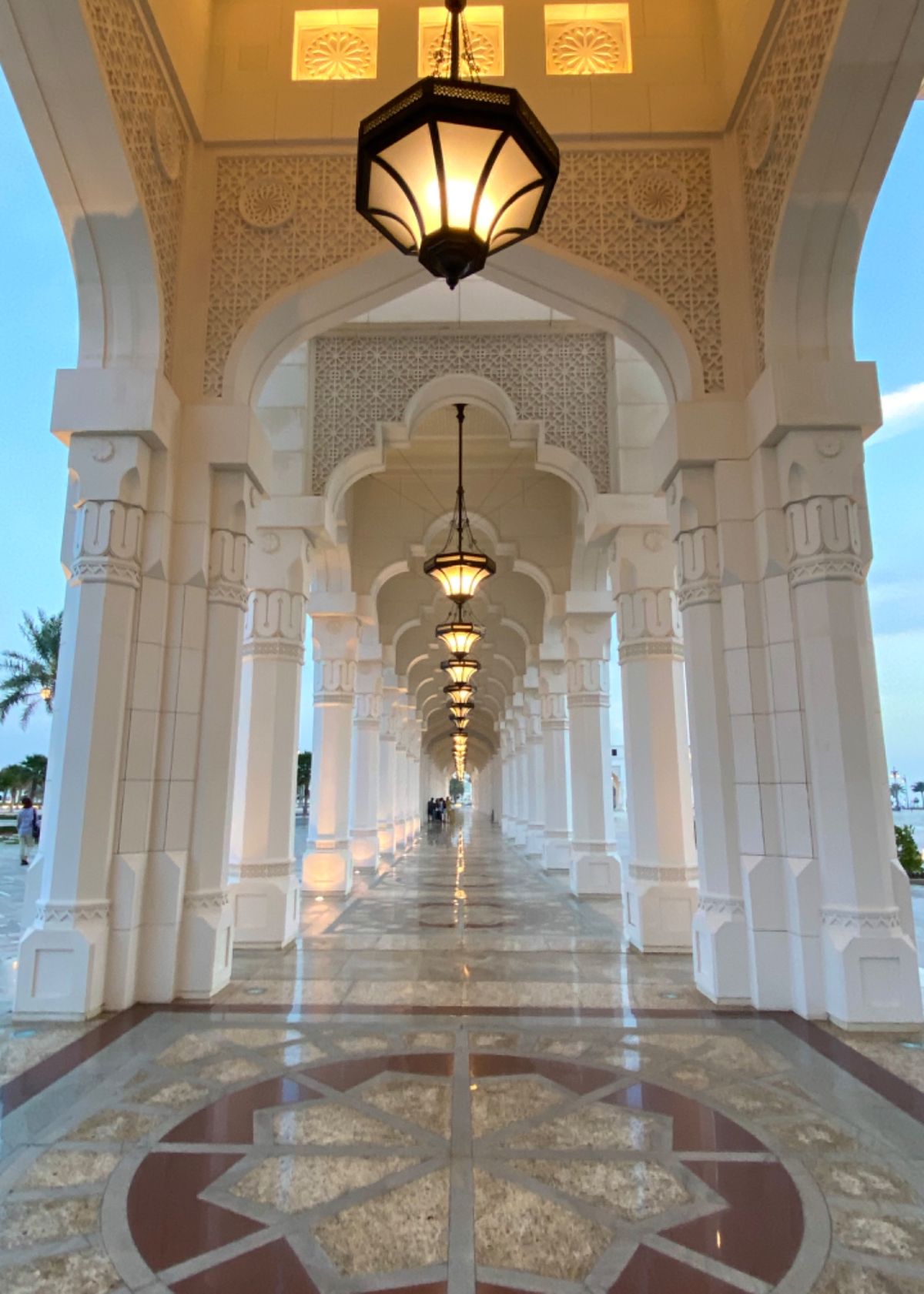 UAE Presidential Palace

中を見学し終えて外に出る...