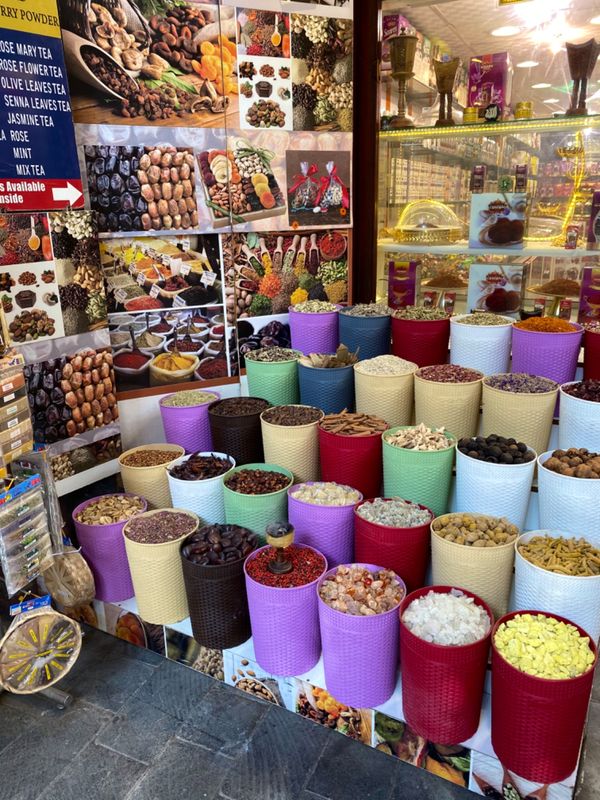 アラブ首長国連邦・ドバイ「新型コロナウイルスの影響で急遽行先変更😂」の写真：シルクで有名なスーク
NO NO言うてて...