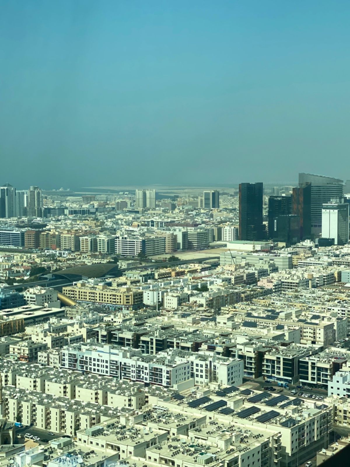 ドバイフレーム
当然のように足元がガラスになっていて下が見える
大丈夫だと...