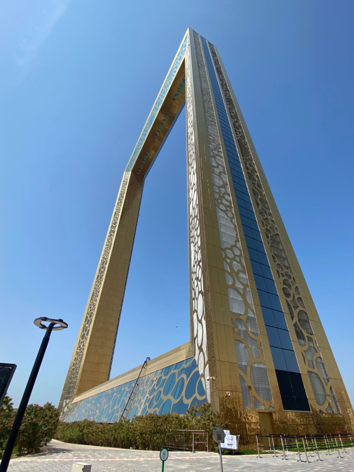 割と新しい観光スポットらしいドバイフレームへ
近くからみると本当に大きい！...