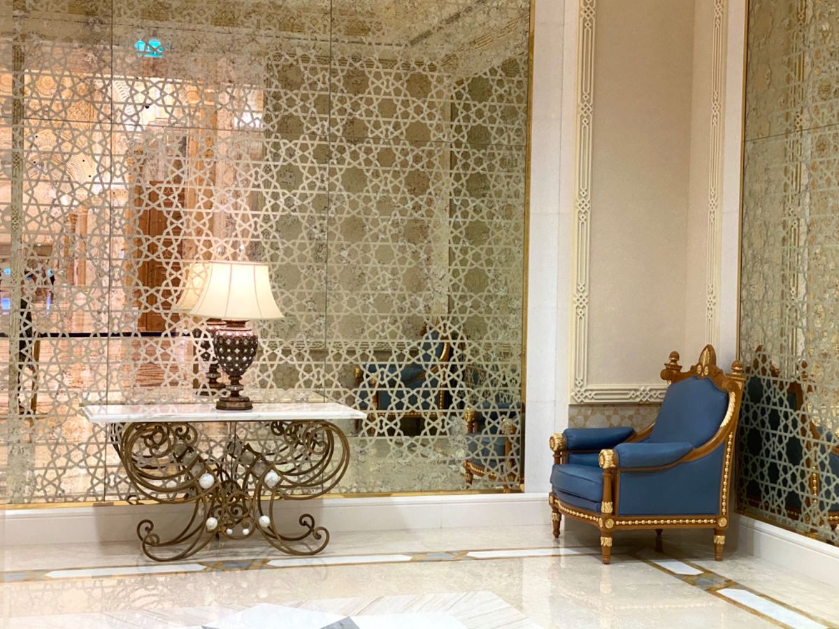 UAE Presidential Palace

天井が美しすぎて上ばかり...