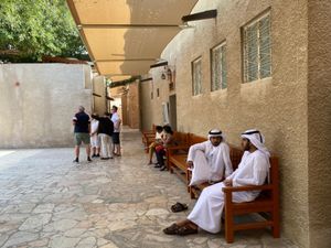 ドバイの古い街並みを保存しているバスタキヤ地区　
現地の人がいると一気にU...