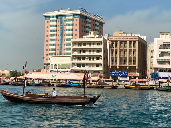 アラブ首長国連邦・ドバイ「新型コロナウイルスの影響で急遽行先変更😂」の写真：ペルシャ湾につながる河口のところ
ボート...