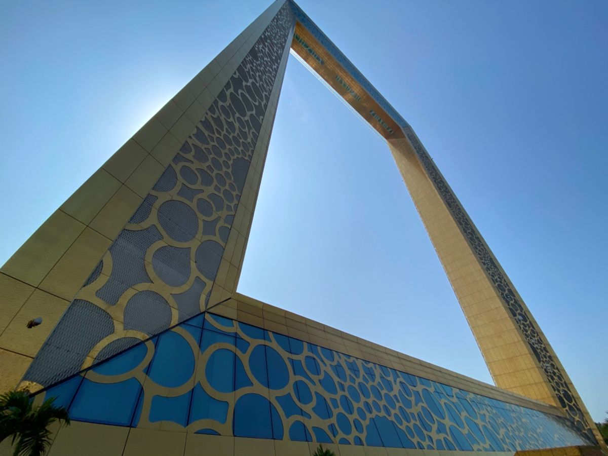 割と新しい観光スポットらしいドバイフレームへ
近くからみると本当に大きい！...