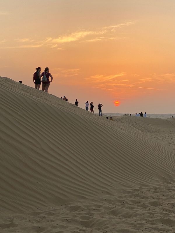 アラブ首長国連邦・ドバイ「新型コロナウイルスの影響で急遽行先変更😂」の写真：砂漠のサンセット
空気中に砂が舞ってるか...