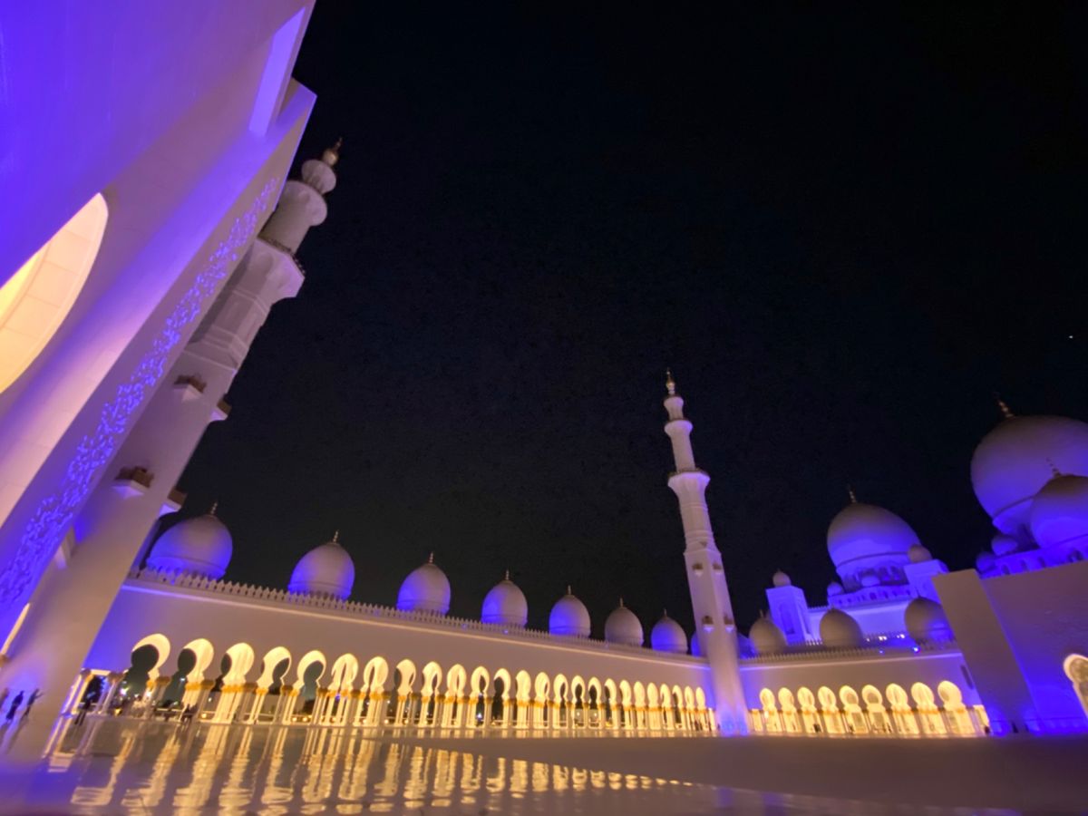 シェイク・ザイード・グランドモスク

中は人でいっぱいだけど、
ちゃんと撮...