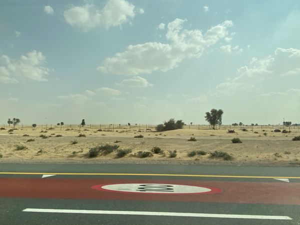 アラブ首長国連邦・ドバイ「新型コロナウイルスの影響で急遽行先変更😂」の写真：ドバイから赤い砂丘へ🚘

街を離れると一...