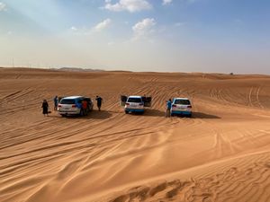 赤い砂丘の砂はサラサラで気持ちいい！
砂漠を横断するときは
何台も🚘連なっ...