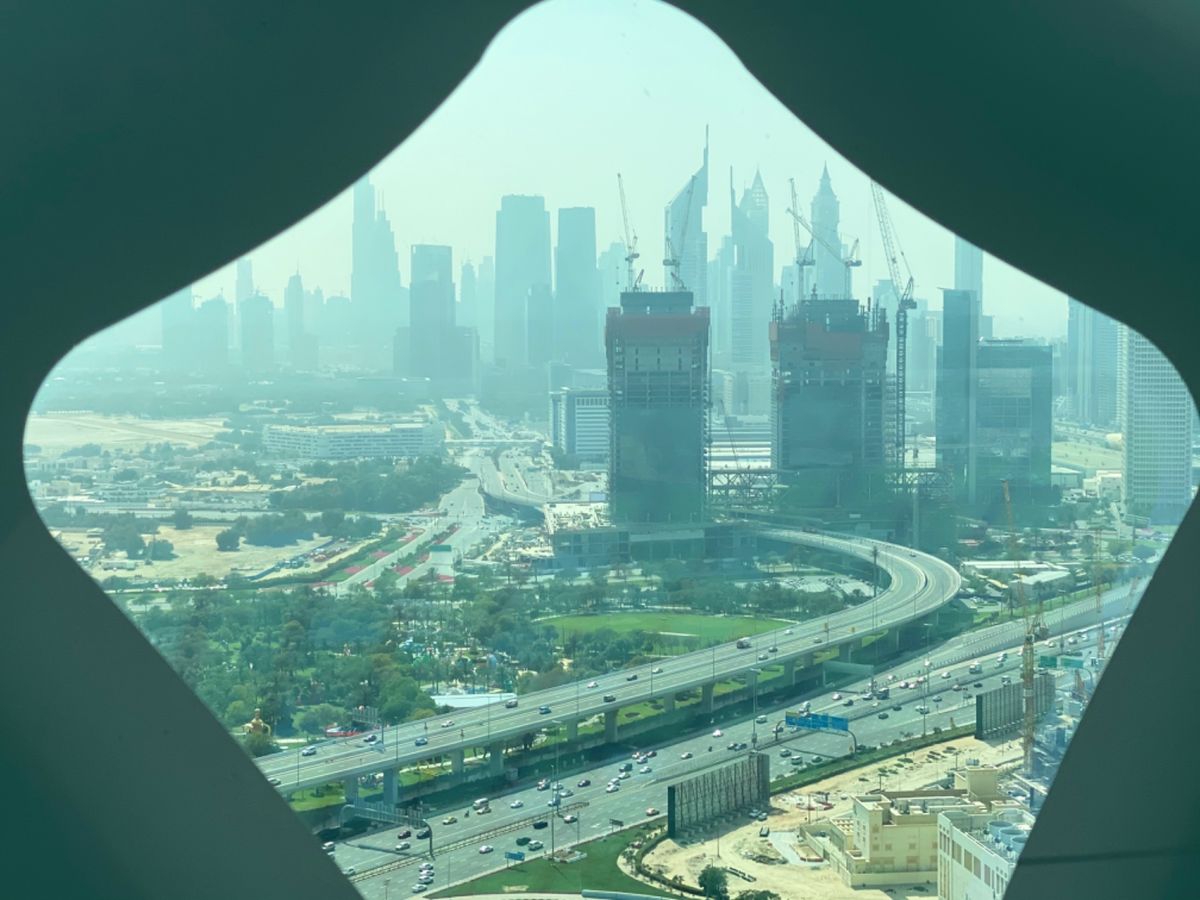 ドバイフレームの展望台からの眺め
白い街並みは旧市街

窓の反射がなければ...