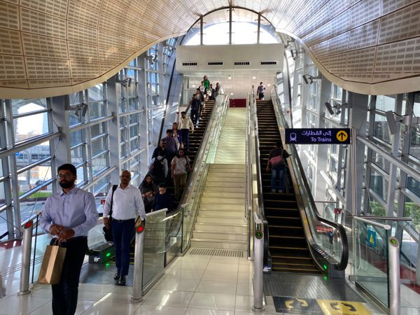 アラブ首長国連邦・ドバイ「新型コロナウイルスの影響で急遽行先変更😂」の写真：ドバイの電車
車内も駅も綺麗で好感