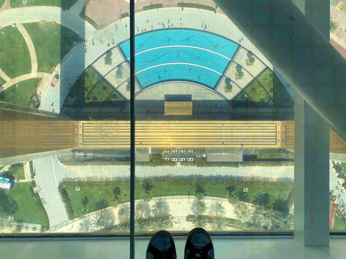 ドバイフレーム
当然のように足元がガラスになっていて下が見える
大丈夫だと...