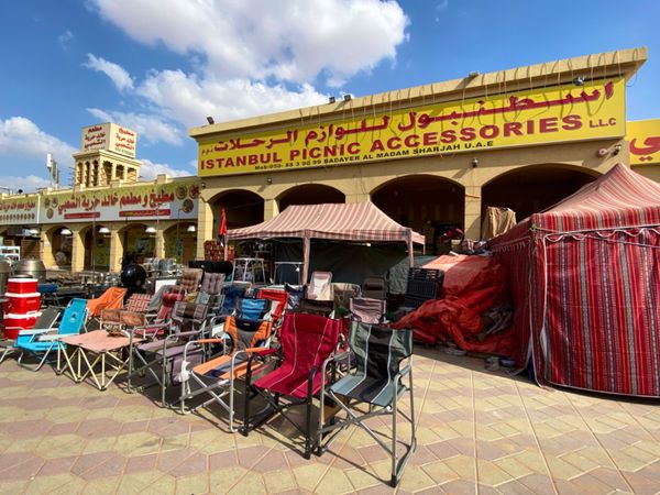 アラブ首長国連邦・ドバイ「新型コロナウイルスの影響で急遽行先変更😂」の写真：サンドバギーの横にはショップがズラり
砂...