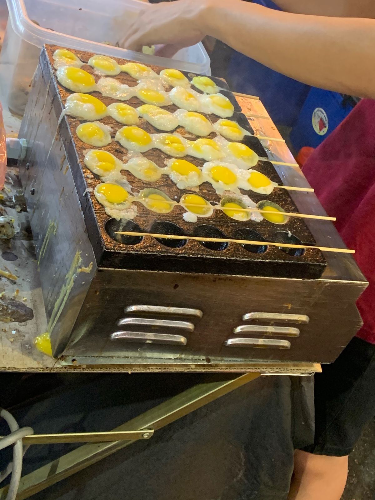 ナイトマーケットでは今まで見たことないような食べ物もたくさんありました！面...