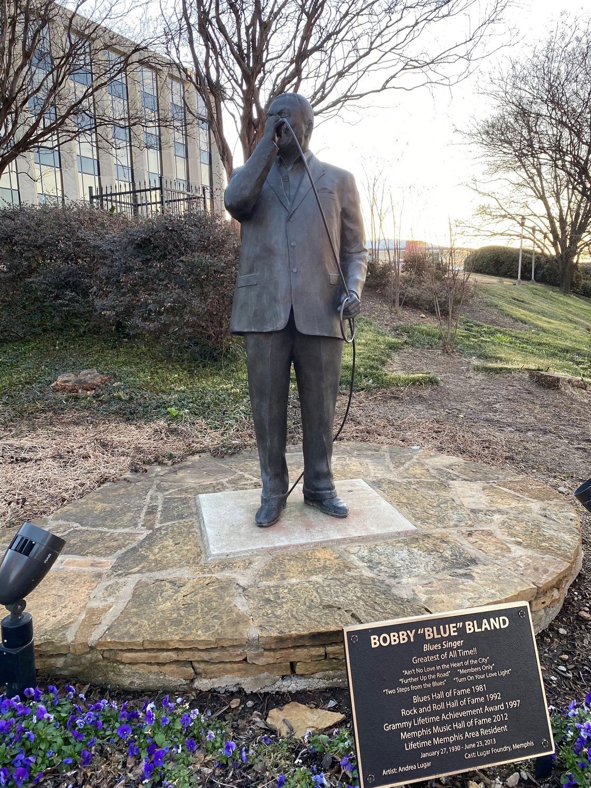 早朝のメンフィス･サウスメインストリートを歩く.
メンフィスと言えばのエル...