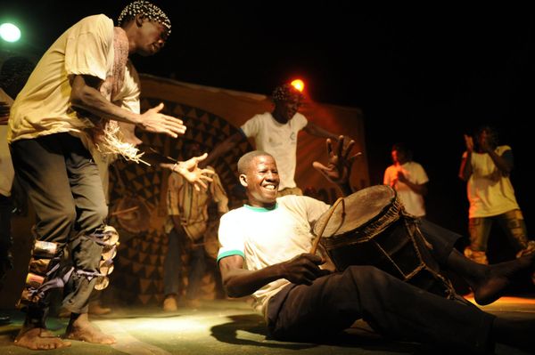 ベトナム「ブルキナファソ、フランス(トランジット)、ベトナム(トランジット)」の写真：郊外のライブイベントでジャンベを堪能。
...