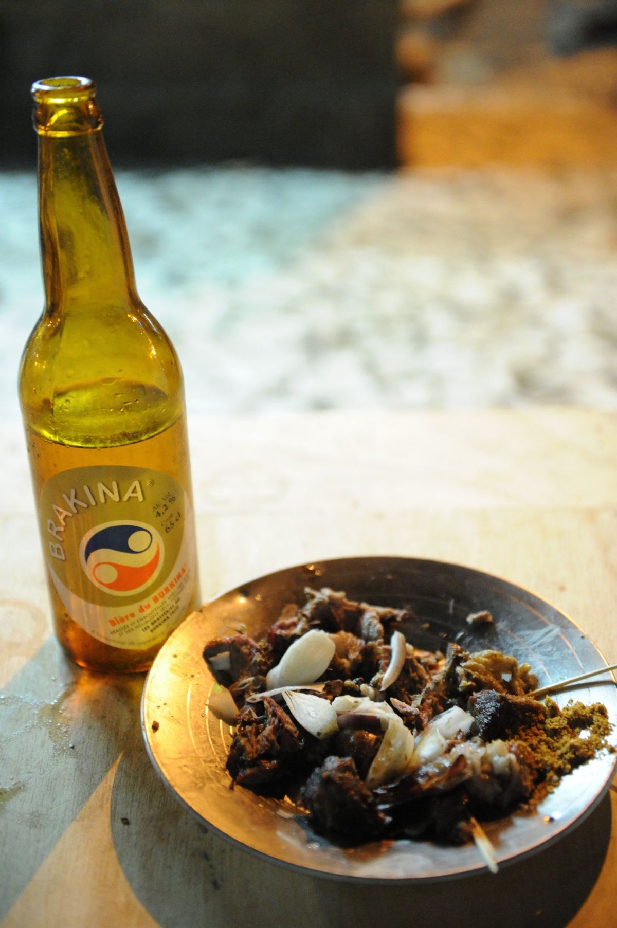 郊外のライブイベントでジャンベを堪能。
大衆居酒屋でブルキナビール。