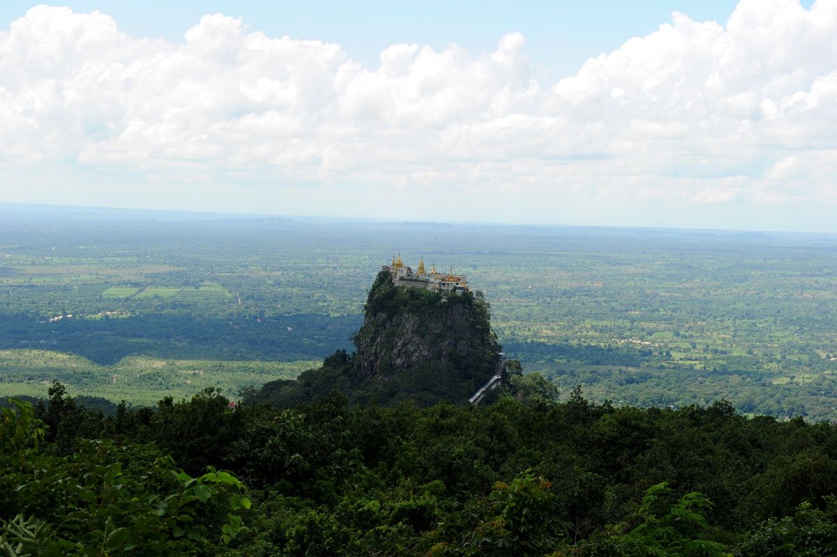 ポッパ山からのタウン・カラット、ミャンマービール