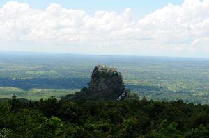 ポッパ山からのタウン・カラット、ミャンマービール