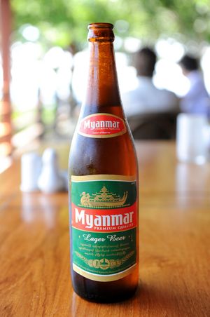 ポッパ山からのタウン・カラット、ミャンマービール