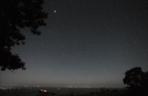 ポッパ山
深夜の空、タウン・カラットを望む明け方と朝
