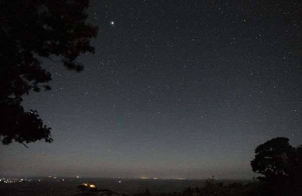 ミャンマー「ミャンマー、ベトナム」の写真：ポッパ山
深夜の空、タウン・カラットを望...