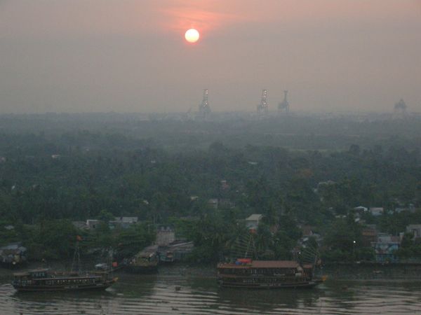 ラオス人民民主共和国「ラオス、ベトナム」の写真：ホーチミン市１区からサイゴン川の向こう側...