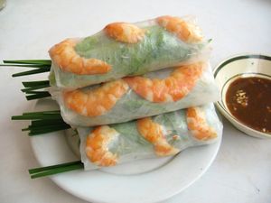 サイゴン川、生春巻き、牛肉のハイゴショウの葉包み焼き thịt bò nư...