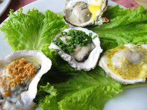 牡蠣のグリル hào nướng、イカの唐揚げ mực chiên giò...