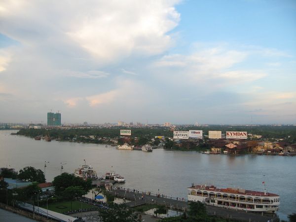 ベトナム「カンボジア、ベトナム」の写真：サイゴン川、生春巻き、牛肉のハイゴショウ...