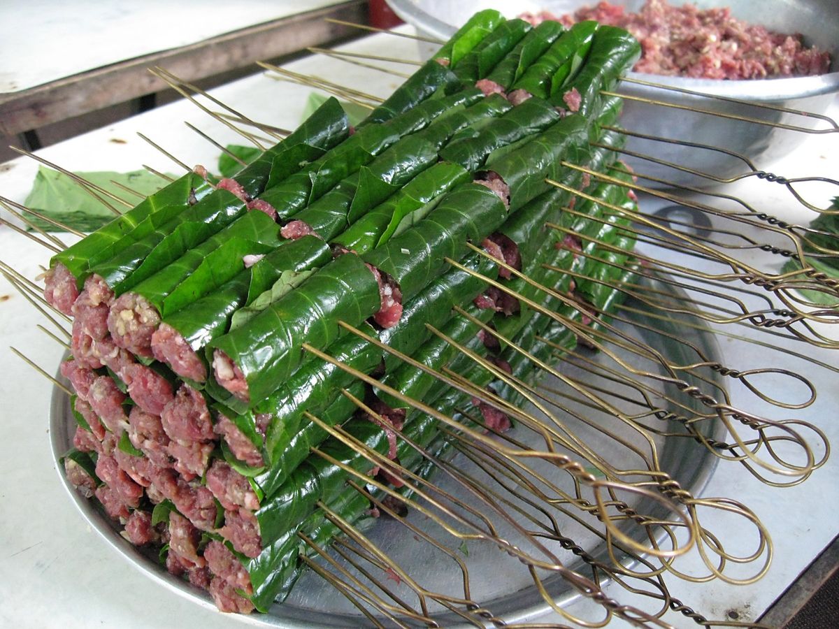 サイゴン川、生春巻き、牛肉のハイゴショウの葉包み焼き thịt bò nư...