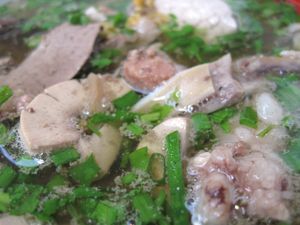 艀
レンガ工場
ハイガイ(sò huyết)炒め
モツフーティウの麺抜き、...