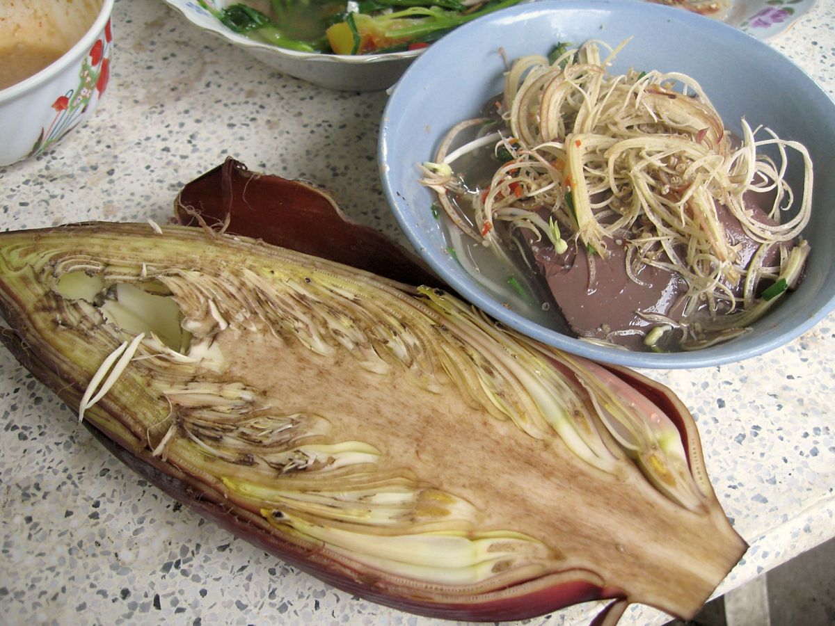 焼きバナナ。
野菜として食べるバナナの花。
ところてん方式押し出し麺米麺b...