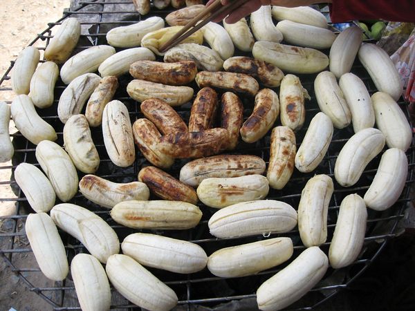 ベトナム「ベトナム」の写真：焼きバナナ。
野菜として食べるバナナの花...