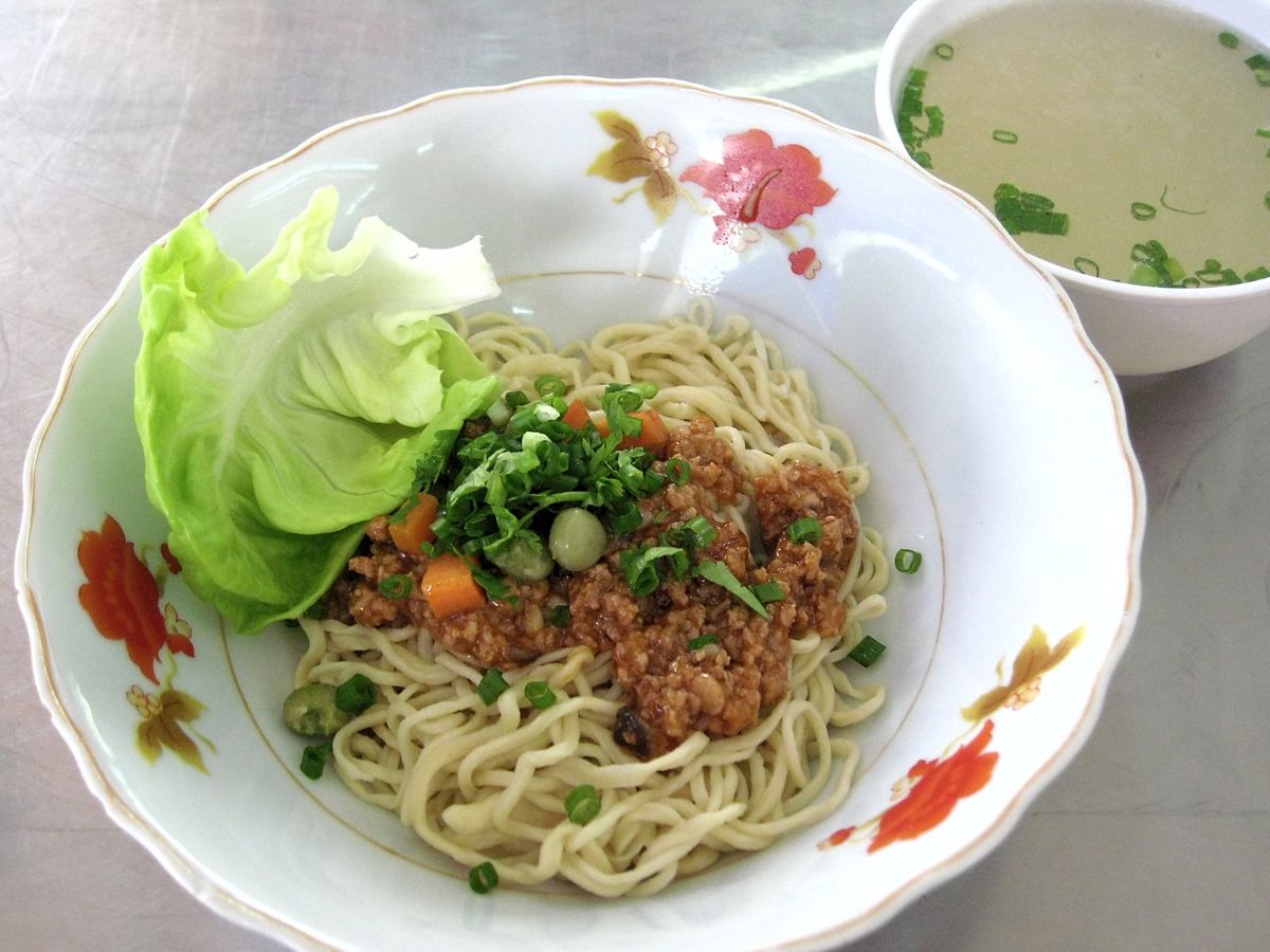 ホーチミン５区中華屋さんの麺
メコンデルタの食事
ニラの花と肉(失念)炒め