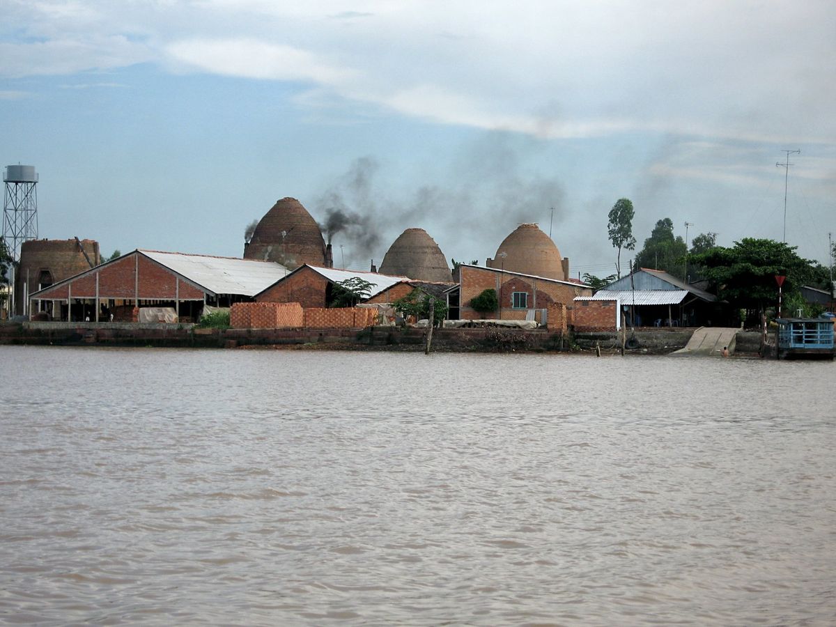 艀
レンガ工場
ハイガイ(sò huyết)炒め
モツフーティウの麺抜き、...