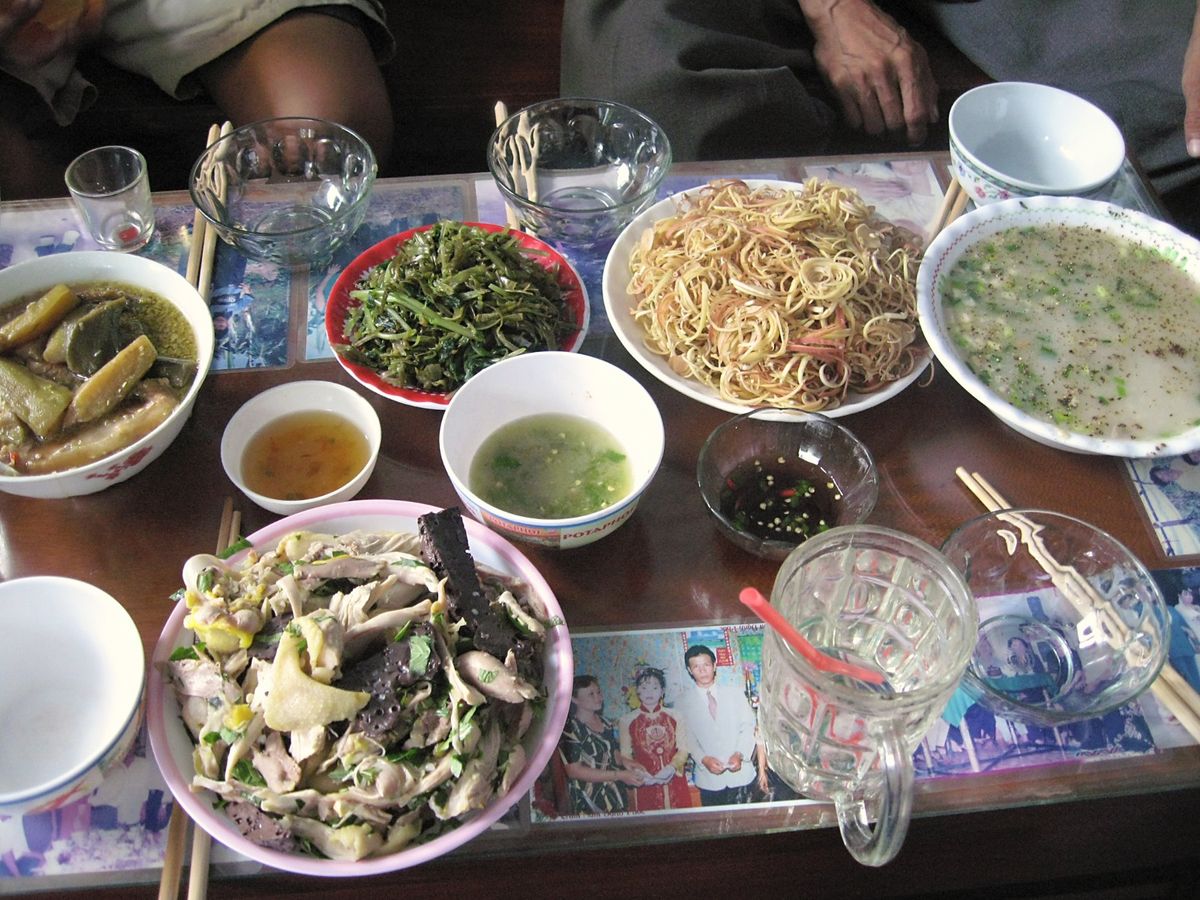 焼きバナナ。
野菜として食べるバナナの花。
ところてん方式押し出し麺米麺b...
